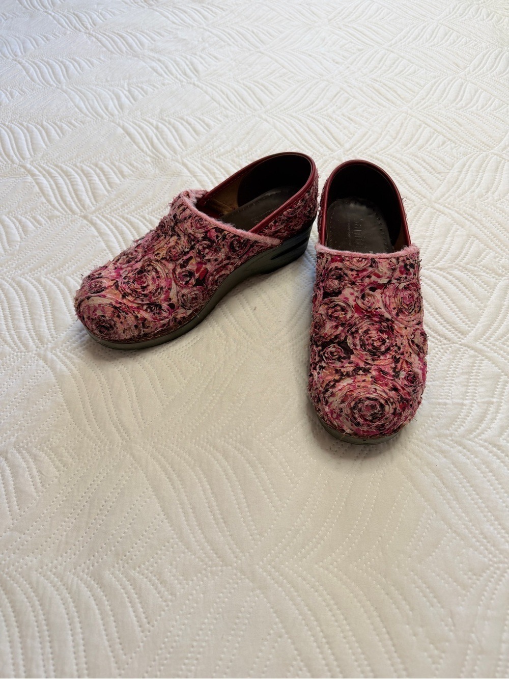 Sanita Women’s Pink Rose-Floral Embroidered Tapestry Fabric Clogs. Size 38 (7.5) - Picture 1 of 8